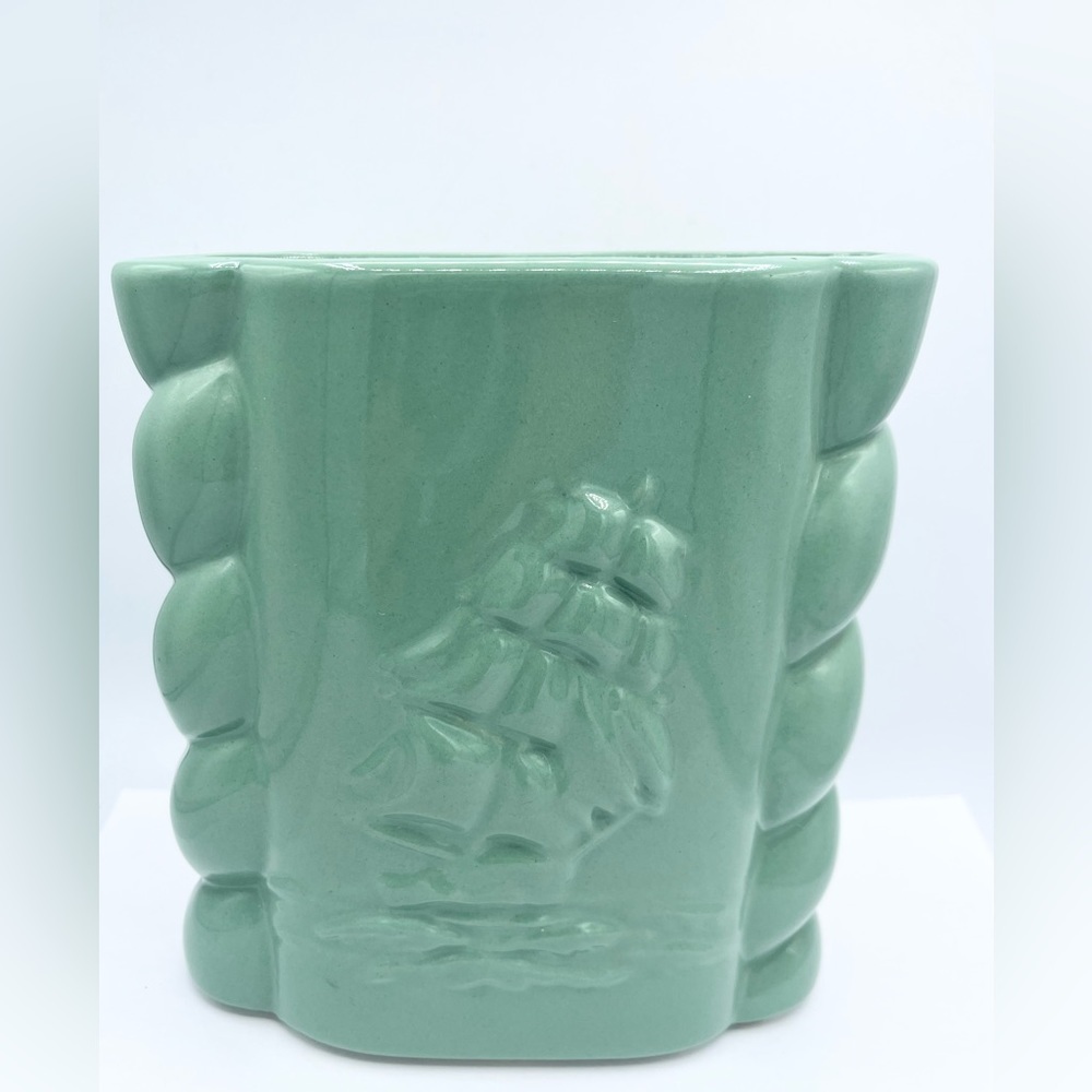 Abingdon Pottery Art Deco 7" Celadon Green‎ Vase "Clipper Ship" Pattern Vintage